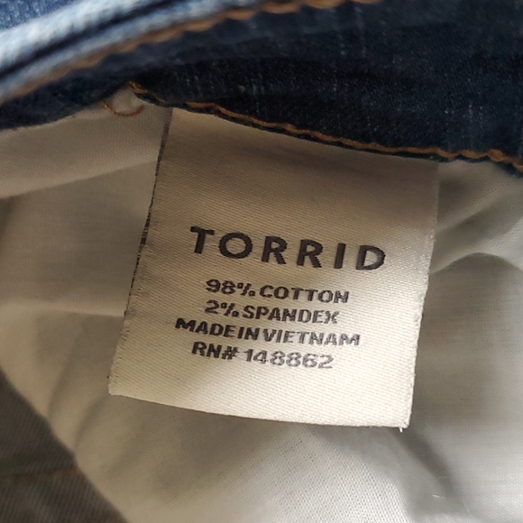 Torrid Ex Boyfriend Fit High Rise Distressed BlueJeans Size 24R Waist 45 Inches - Picture 6 of 7